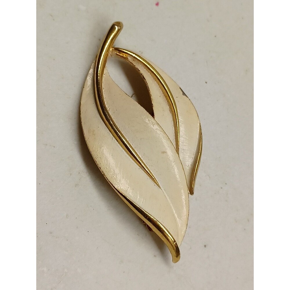 Sarah Coventry PEARLIZED PERFECTION BROOCH Vintage PIN White Leaf Goldtone 1960s